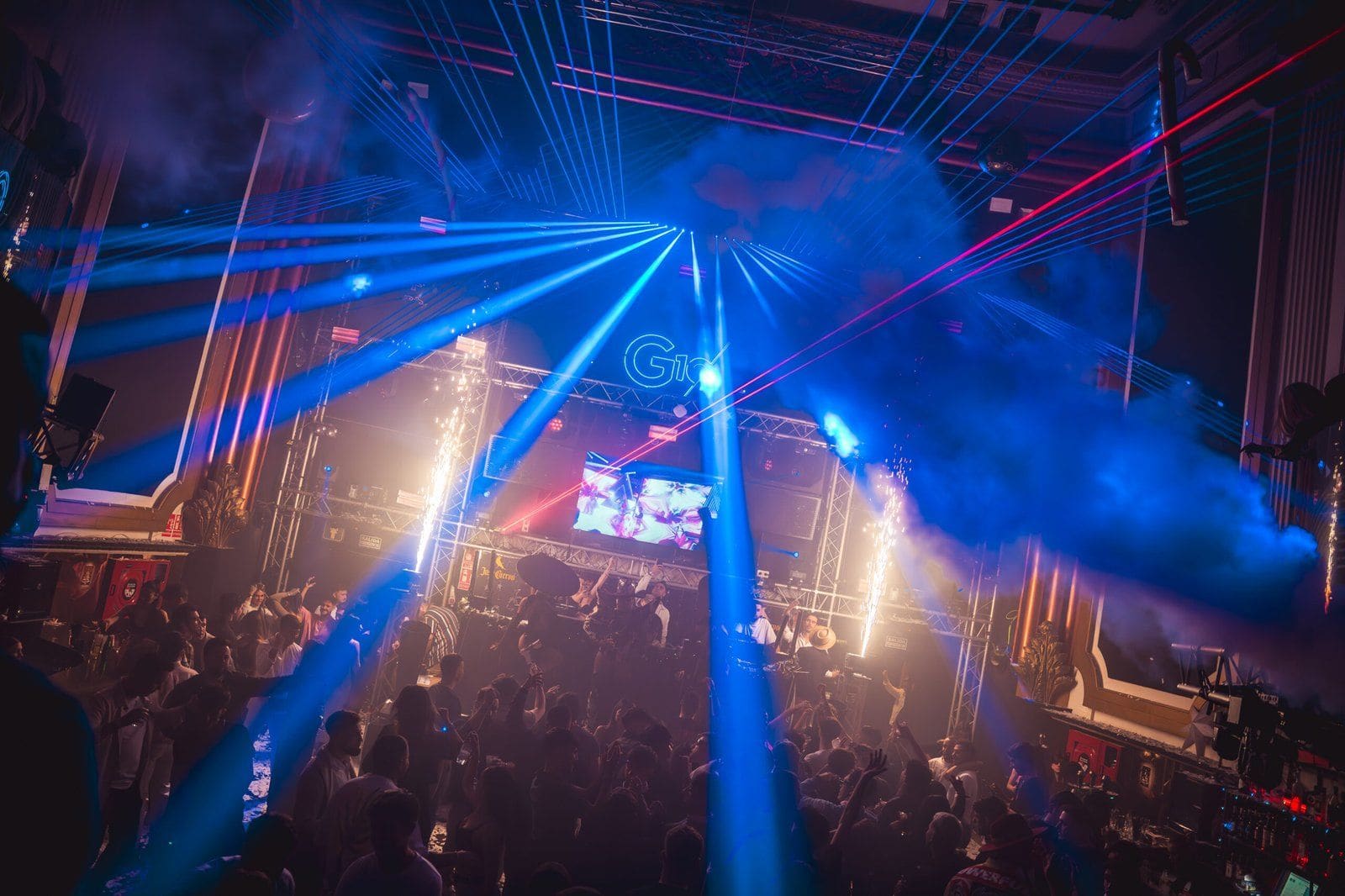 Cuánto cuesta salir de fiesta en Granada en 2026: entradas, copas y listas